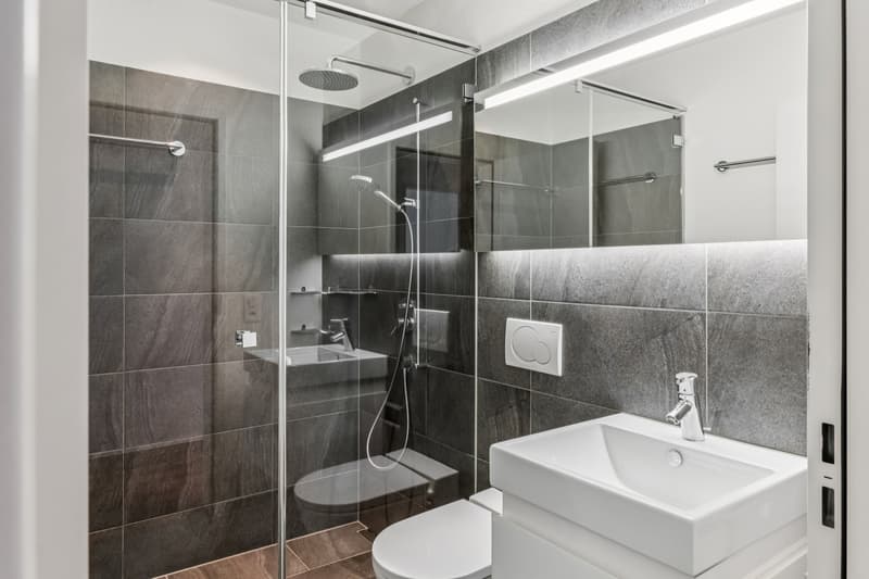 Modernes Bad mit Dusche und WC