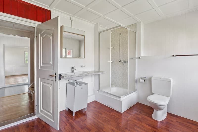 das einzige Badezimmer ist funktional mit einer Dusche ausgestattet