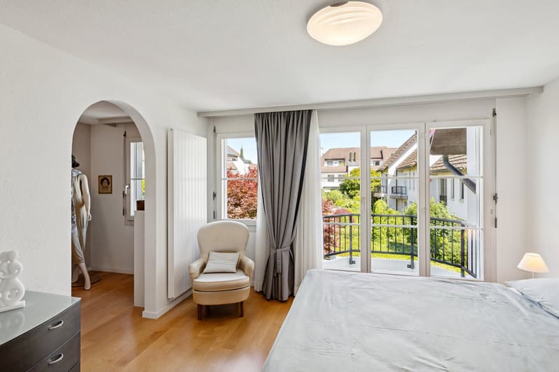 Grosses helles Zimmer mit Balkon und Ankleide