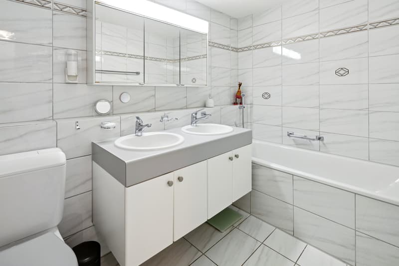 Praktisches Familienbad mit Dusche, WC und Badewanne