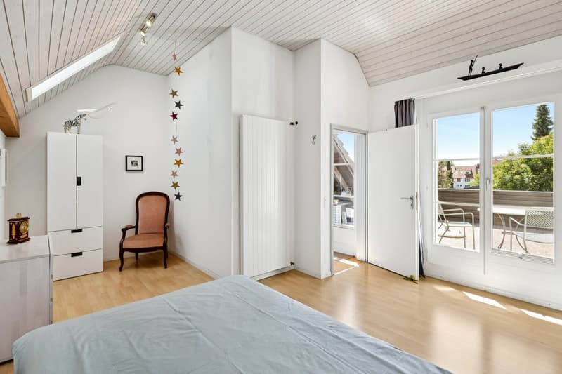 Lichtdurchflutetes Schlafzimmer im 2. OG mit direktem Zugang zum sonnigem Dachgarten