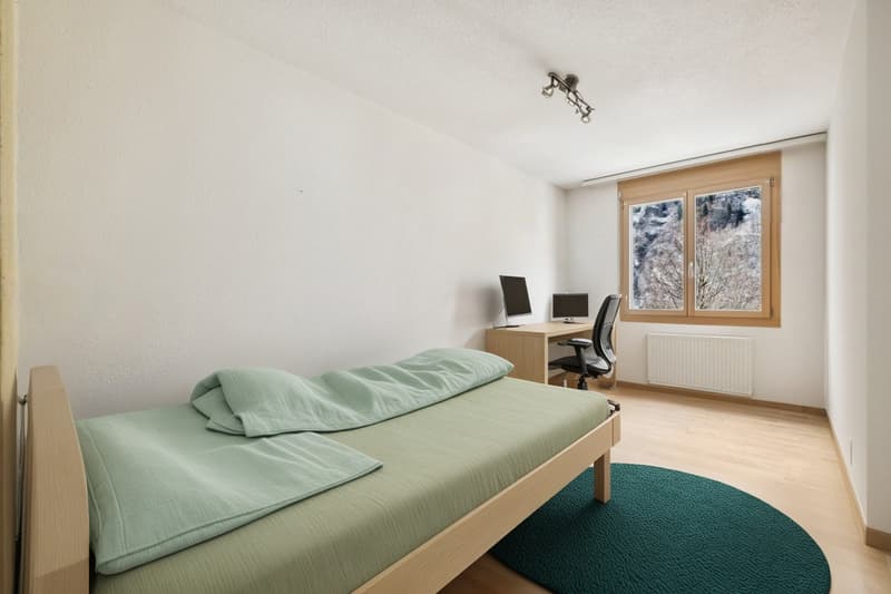 Eines der zwei identischen Zimmer, ein Kinderzimmer?