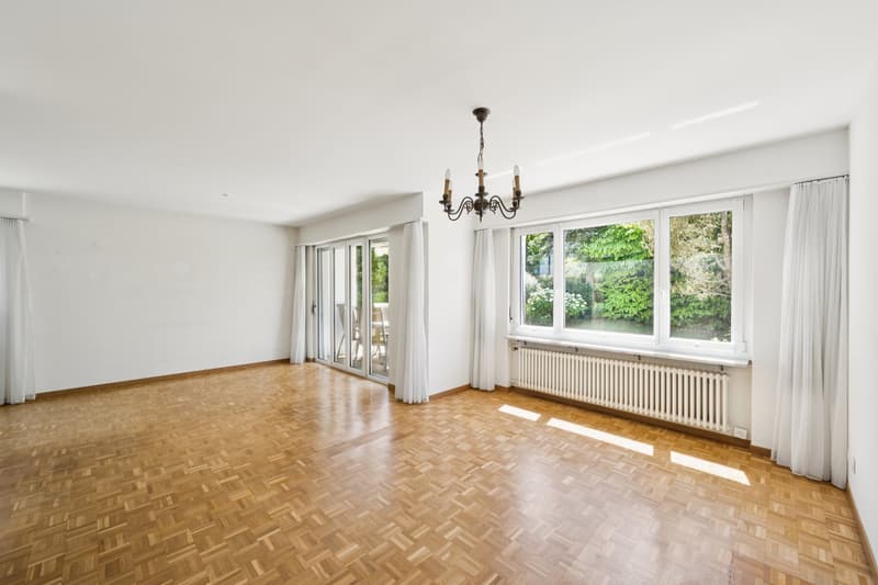 Der helle Wohn- und Essbereich schafft eine angenehme Wohnatmosphäre. Von hier aus gelangen Sie zunächst auf den einladenden Sitzplatz und weiter in den Garten.