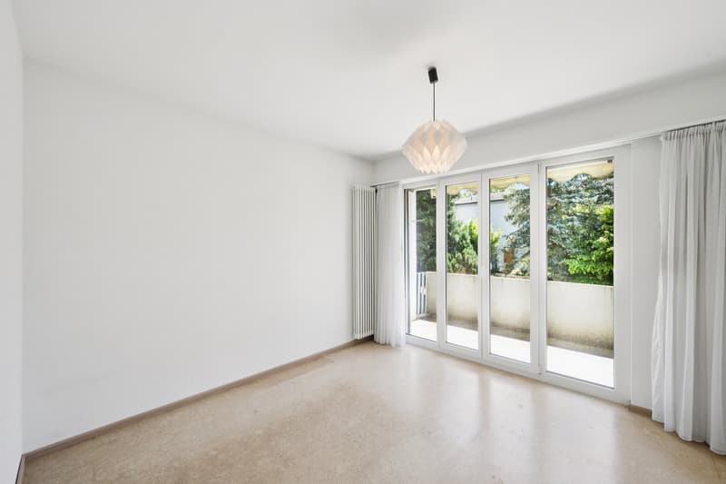 Zimmer mit ca. 11 m² und direktem Zugang zum Balkon.