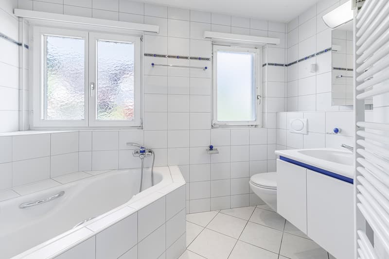 Helles Badezimmer mit Dusche und Badewanne
