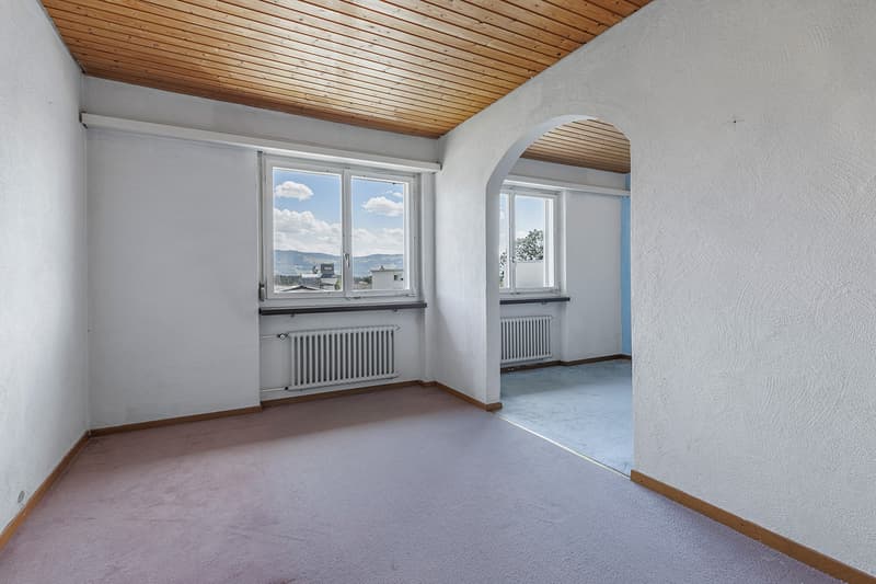 Lichtdurchflutetes Zimmer