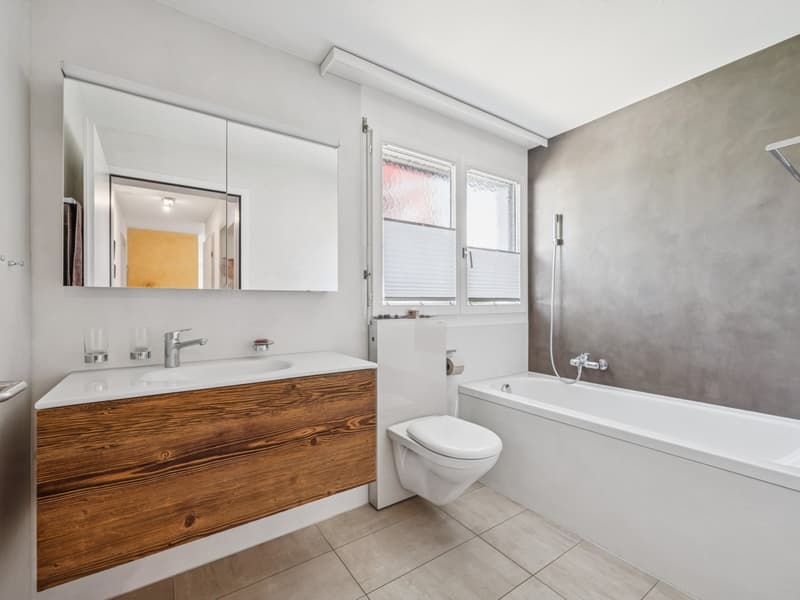 Zeitloses Badezimmer mit Badewanne und Tageslicht