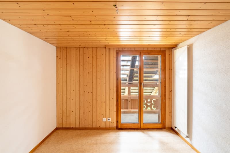 Zimmer mit direktem Balkonzugang (Wohnung links)