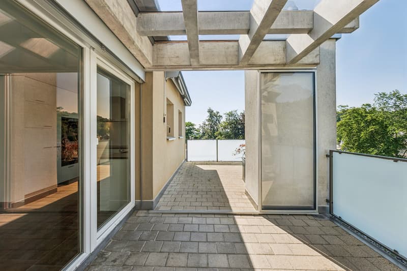 Stilvolle, geschützte, charmante Dachterrasse mit hochwertiger Pergola.