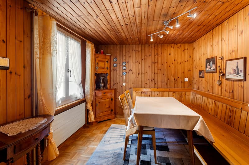 Charmantes Esszimmer mit Holztäfelung