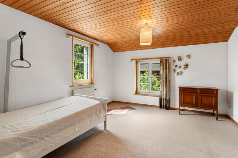 Helles Schlafzimmer mit Aussicht ins Grüne