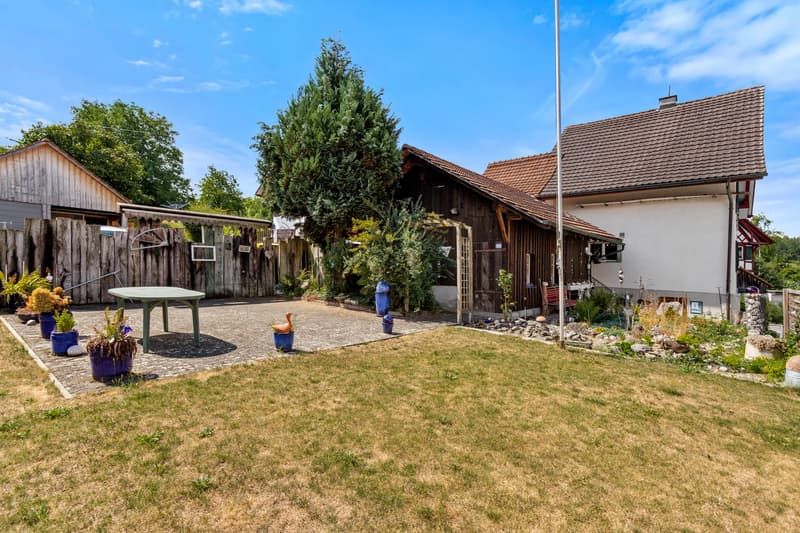 Sonnige Gartenanlage mit Scheune