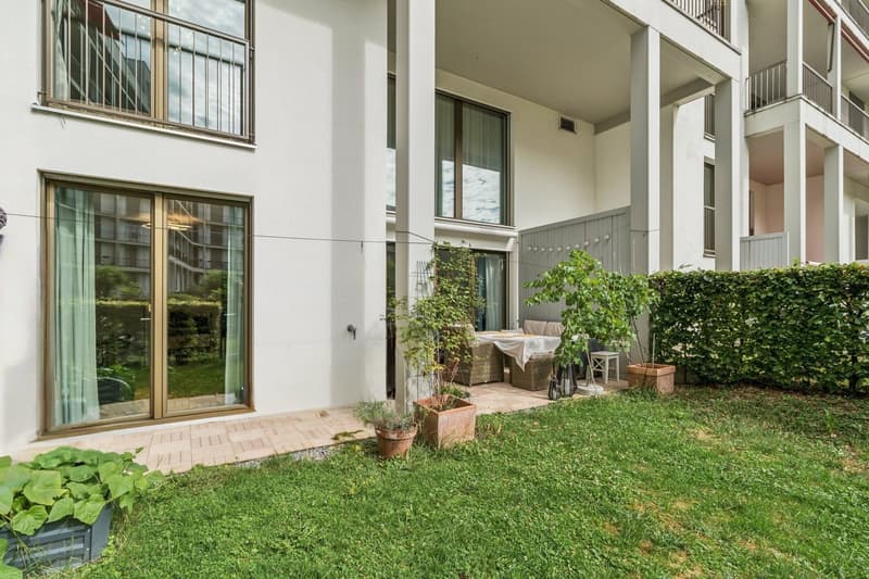 Pflegeleichter, sonniger Garten mit einladender Terrasse und viel Privatsphäre