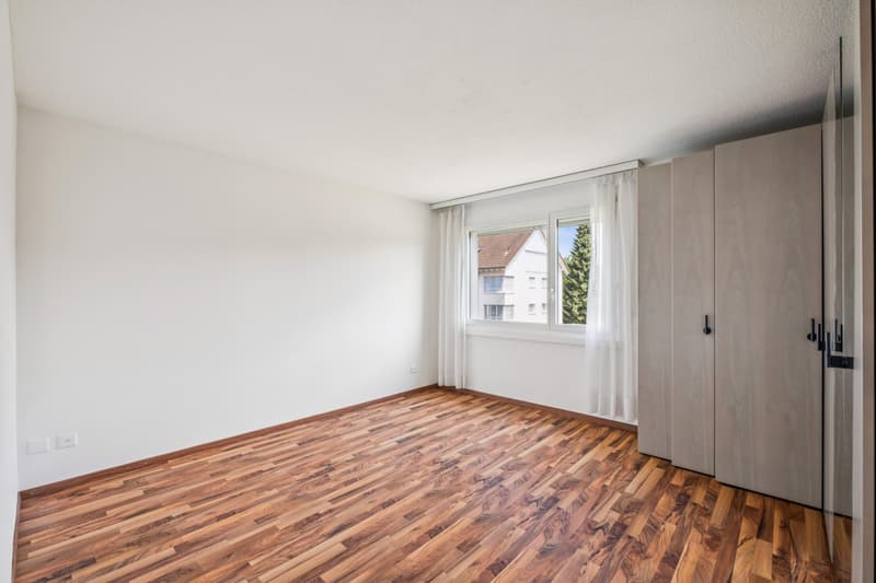 Ein massgeschneiderter Schrank ergänzt das grösste Zimmer perfekt und macht es ohne weitere Anpassungen einzugsbereit