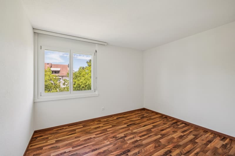Eines von zwei praktischen Zimmern mit pflegeleichtem Laminatboden und wohnlicher Atmosphäre