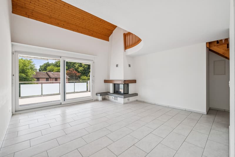 Der lichtdurchflutete Wohnbereich mit direktem Zugang zum Balkon schafft eine einladende Atmosphäre zum Wohlfühlen und Entspannen.