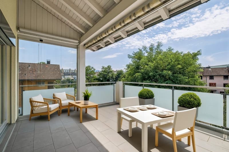 Auf dem grosszügigen Balkon geniessen Sie erholsame Stunden im Freien mit schönem Ausblick auf den eigenen Garten und den Wald.
