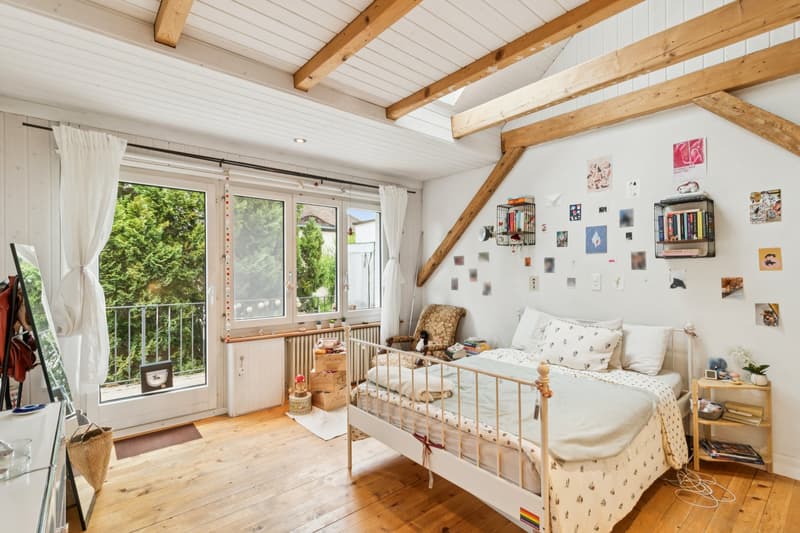 Lichtverwöhntes Schlafzimmer mit besonderem Dachflair