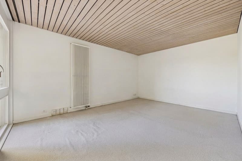 Das Zimmer bietet einen separaten Ausgang in den Vorraum mit direktem Zugang zur Terrasse