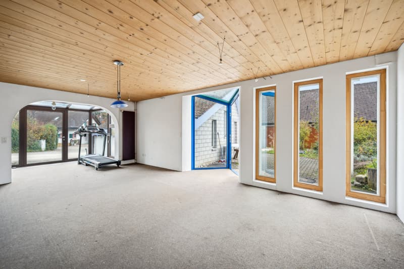 Flexibel nutzbarer Raum im Untergeschoss mit separatem Eingang und Ausgang zu Sitzplatz und Garten