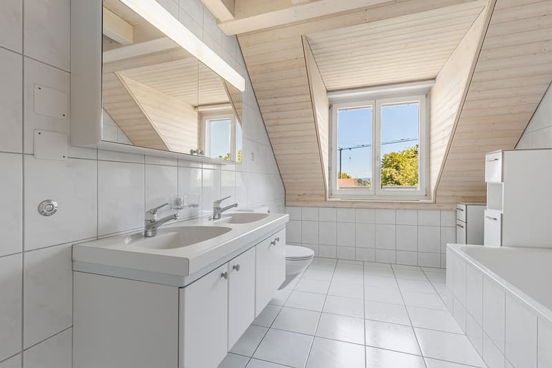 Badezimmer mit Tageslicht