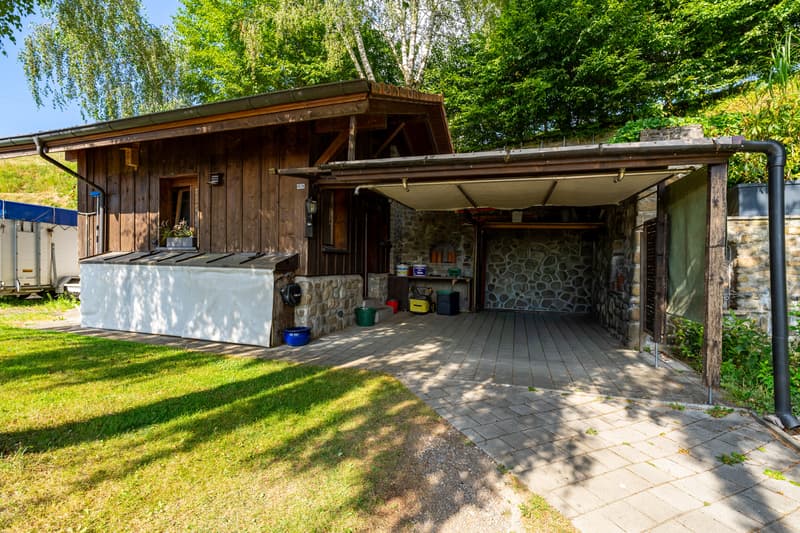Praktischer Carport mit angrenzender Werkstatt ca. 20m2