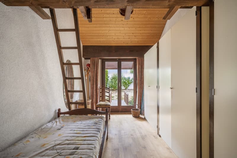 die beiden anderen Zimmer verfügen über einen Zwischenboden, zugänglich über eine fest montierte Holzleiter
