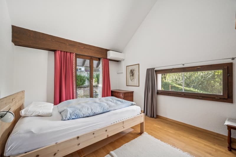 das nach Südosten ausgerichtete Elternschlafzimmer mit Längsfenster und Gartenzugang