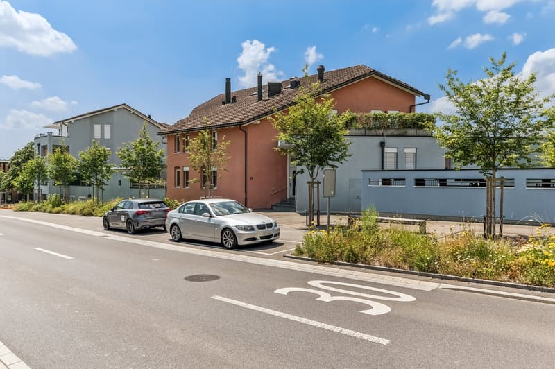Direkt an der Chamerstrasse gelegen befindet sich diese Liegenschaft im Herzen von Hünenberg