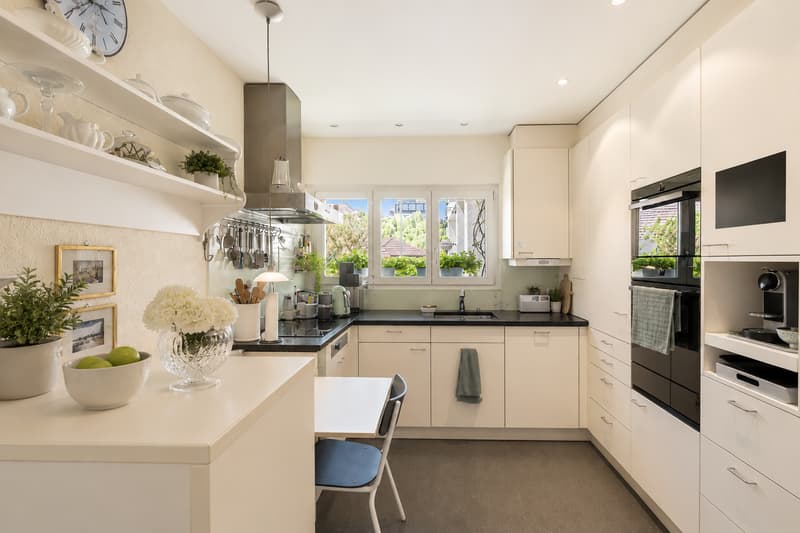 Zeitlose Küche mit viel Platz zum Kochen und Geniessen