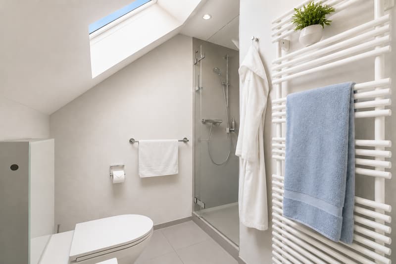 Modernes Badezimmer mit stilvoller Ausstattung