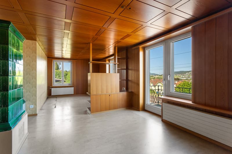 Wohnbereich mit Balkon und Kachelofen