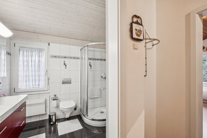 Nasszelle mit Dusche im OG