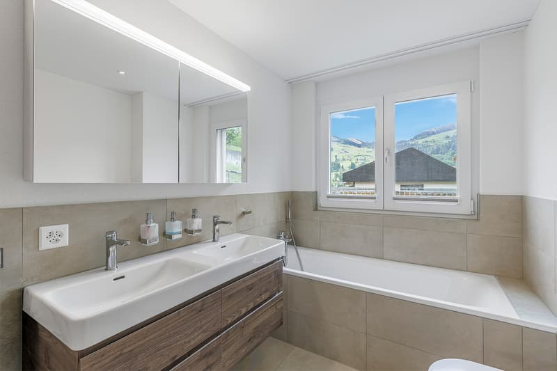 Badezimmer mit Dusche und Badewanne