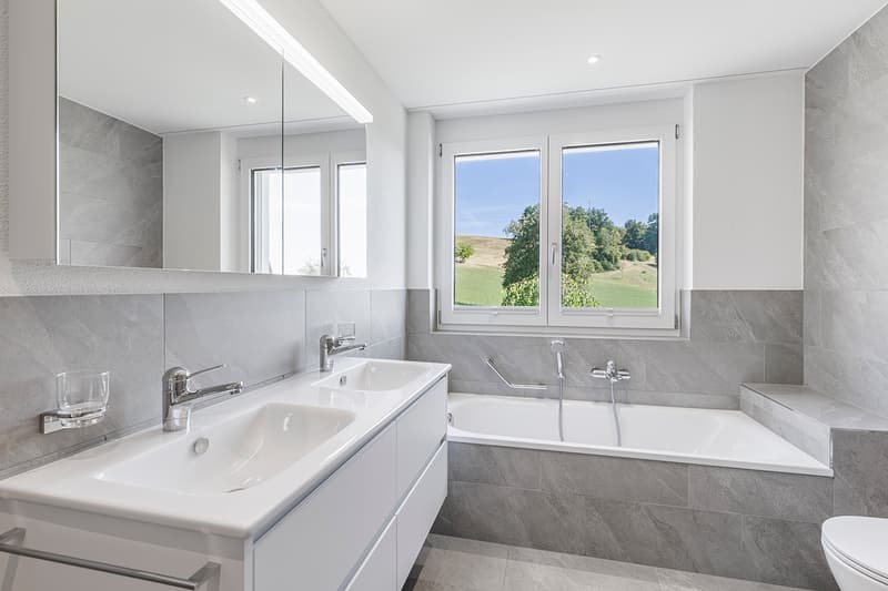 Badezimmer mit Badewanne und Dusche