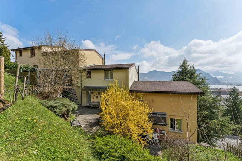 Blick in Richtung des befestigten Sitzplatzes (Haus mittig)