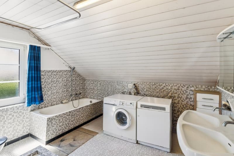 Funktionales Badezimmer mit komfortabler Raumgrösse und Entwicklungspotenzial für eine Modernisierung