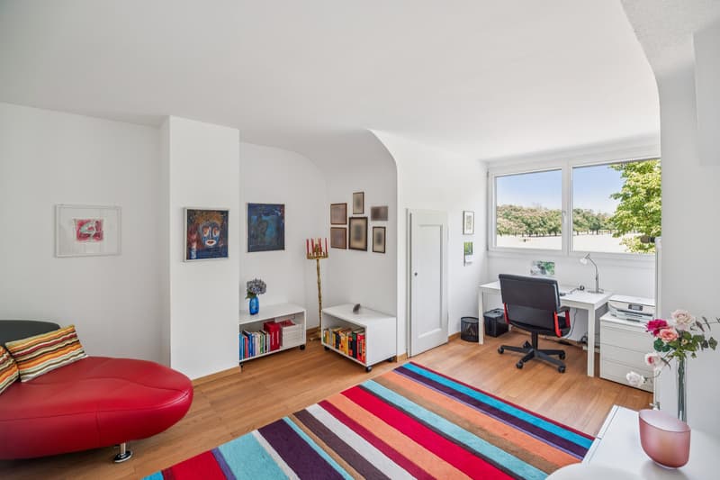 Mit seinem praktischen Reduit und dem unverbaubaren Blick vereint das weitere Zimmer im Dachgeschoss Funktionalität und Wohnqualität auf ideale Weise.