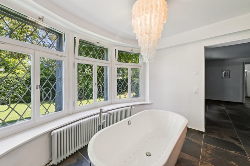 Ankleide mit Whirl-Wanne in der Einliegerwohnung