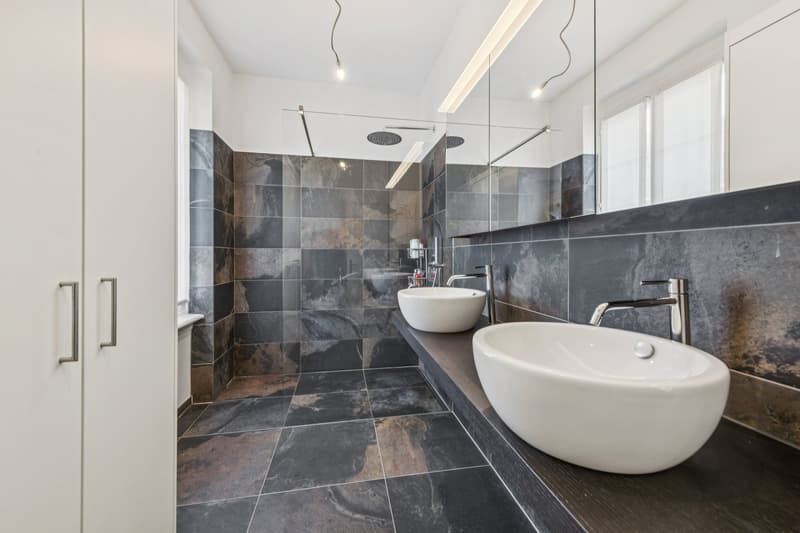Dusche mit Doppellavabo und Einbauschränken