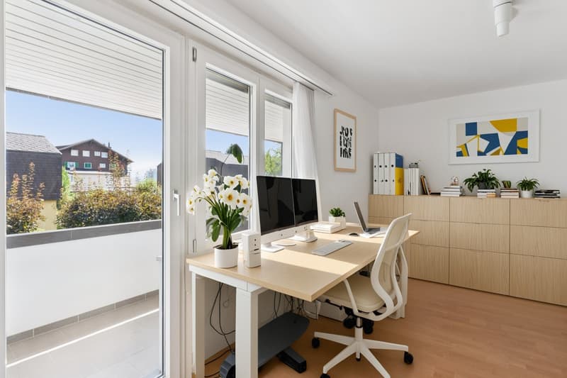 Aktuell als Büro eingerichtet, überzeugt dieses charmante Zimmer mit seinem direkten Balkonzugang - Staging