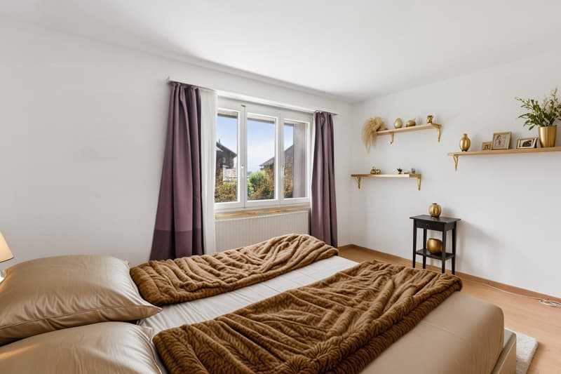 Das grösste Schlafzimmer liegt ruhig zum Garten hin und vermittelt mit dem Blick ins Grüne ein Gefühl von Ruhe - Staging