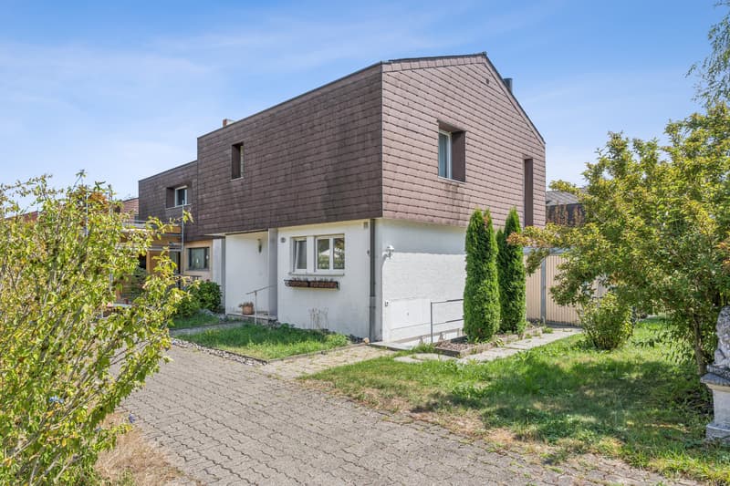 Ein praktischer Nebeneingang auf der Westseite führt direkt in den Keller
