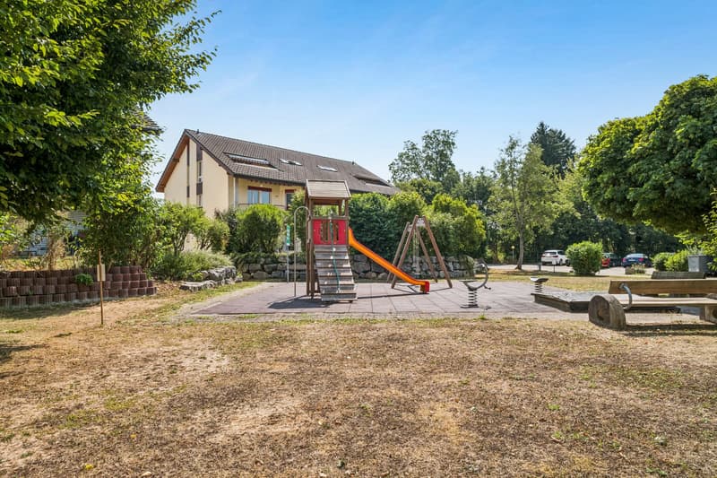 Aussenbereich mit Spielplatz