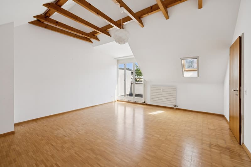 Dieses grosszügige Dachgeschosszimmer begeistert mit viel Platz und direktem Zugang zum Balkon. Ein wunderbarer Rückzugsort mit besonderem Charme.