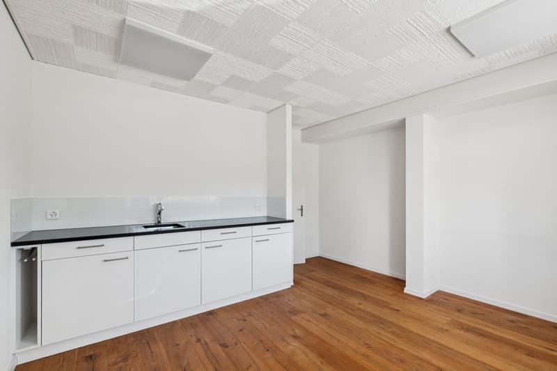 Praxisraum mit Küchenzeile und Lavabo