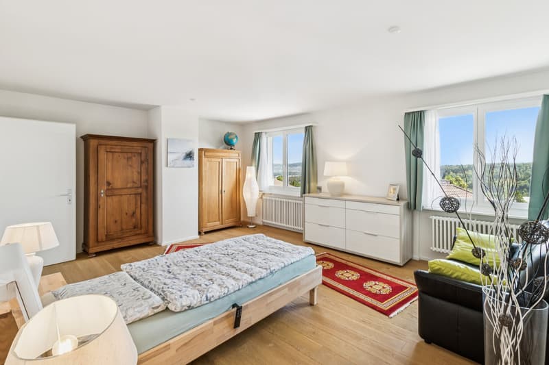 Schlafzimmer mit 24m2, welches sich dank zwei separaten Eingängen in zwei Schlafzimmer aufteilen lässt