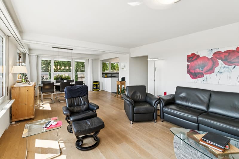 Helles Wohn-/Esszimmer mit modernem Parkettboden