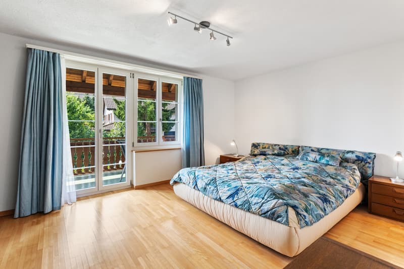 Zimmer 2 mit Balkon im Obergeschoss