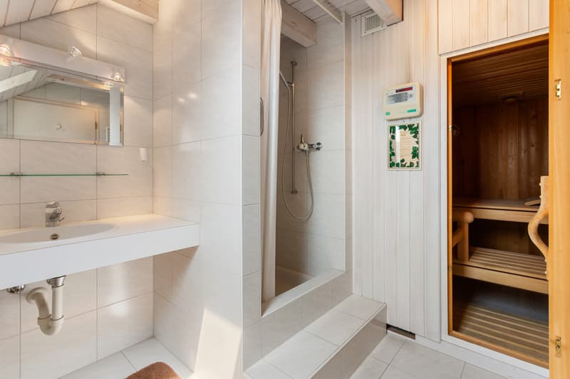 Badezimmer mit Sauna im Dachgeschoss